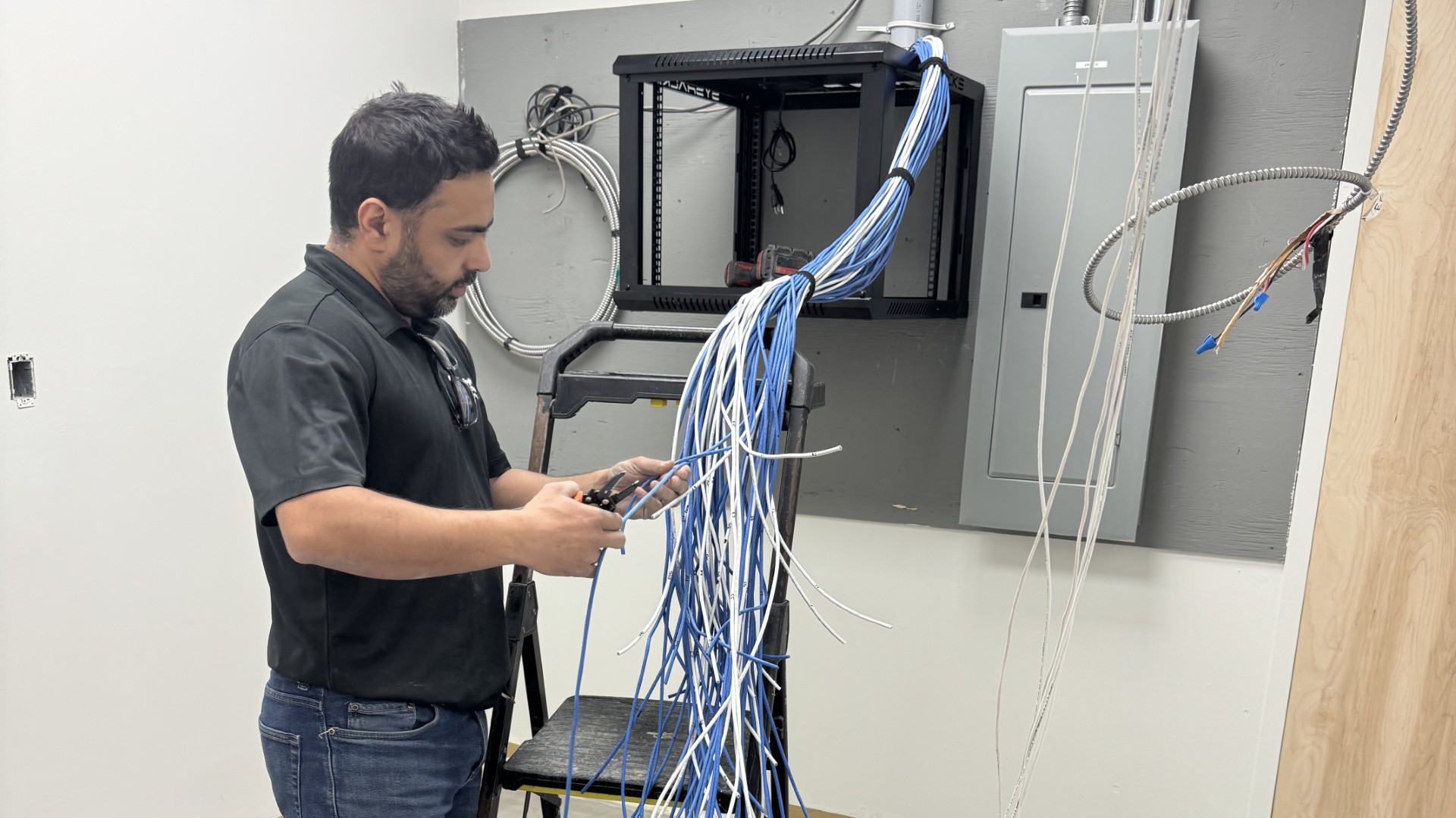 Read more about the article What Are the Key Benefits of Installing a Structured Cabling System?
